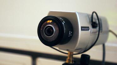 L'homme a découvert une caméra de surveillance fixée devant la porte de son appartement. L'objectif pointait droit sur lui. (photo d'illustration). 