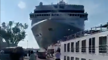 Un immense paquebot frappe un quai à Venise