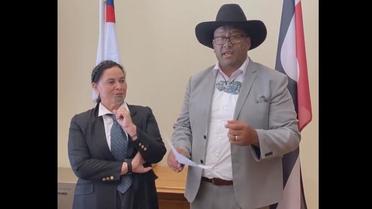 Rawiri Waititi (à droite) compare la cravate à «un nœud coulant colonial».