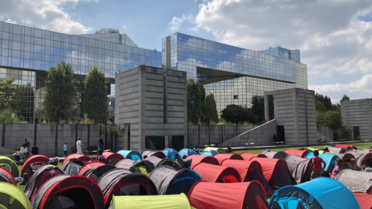 Selon l'association Utopia 56, plus de 600 personnes seraient installées dans ces tentes.