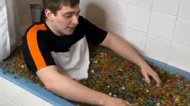 Le youtubeur a versé des milliers de perles d'eau dans sa baignoire. 