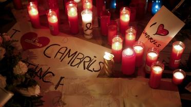 Les passants déposent fleurs et bougies en souvenir des victimes des attentats de Barcelone et de Cambrils, le 25 août 2017, à Cambrils. [PAU BARRENA / AFP]