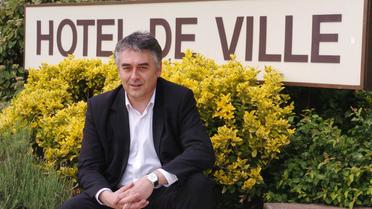 Gilles Bourdouleix, le député-maire (UDI) de Cholet, devant sa mairie, le 26 mai 2006 [Frank Perry / AFP/Archives]