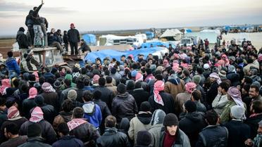 Des réfugiés syriens fuyant Alep attendent à Bab al-Salama, près de la frontière avec le Turquie, le 5 février 2016 [BULENT KILIC / AFP]