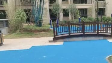 Des propriétaires chinois ont eu la surprise de découvrir ce sol bleu en guise de lac.