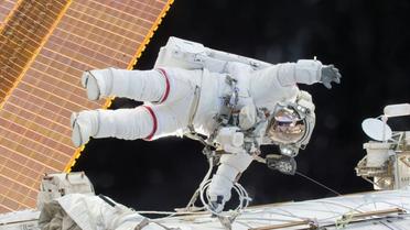 Image fournie par la Nasa le 22 décembre 2015 montrant le commandant américain de l'expédition 46 Scott Kelly lors d'une sortie la veille dans l'espace hors de la Station spatiale internationale [ / NASA/AFP/Archives]