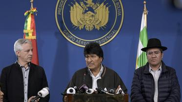 Le président bolivien Evo Morales (c) lors d'une conférence de presse le 9 novembre 2019 à El Alto, aux côtés du vice-président Alvaro Garcia Linera (g) et du ministre des Affaires étrangères Diego Pary (d) [Freddy ZARCO / Bolivian Presidency/AFP]