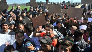 Des réfugiés d'Afghanistan protestent contre la fermeture de la frontière entre la Grèce et la Macédoine le 22 février 2016 [SAKIS MITROLIDIS / AFP/Archives]