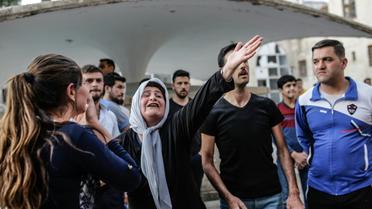Des gens réagissent après qu'un tir de roquette a frappé une mosquée de la ville frontalière de Kilis, dans le sud-est de la Turquie, le 24 avril 2016 [YASIN AKGUL / AFP]