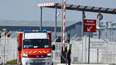 Un véhicule des pompiers transportant un patient atteint du Covid-19 et évacué de Mulhouse, quitte l'aéroport de Bordeaux, le 27 mars 2020 [NICOLAS TUCAT / AFP]