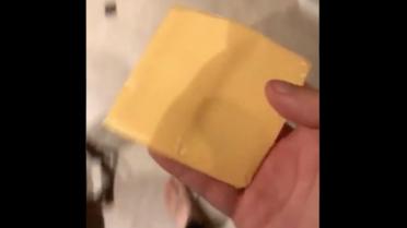 Le Cheese Challenge, consiste à prendre une tranche de fromage (du cheddar, principalement) et la jeter au visage d'un bébé, tout en filmant sa réaction.