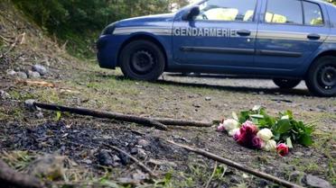 Un bouquet de fleurs sur les lieux du quadruple meurtre de Chevaline (Haute-Savoie), près d'Annecy, le 8 septembre 2012