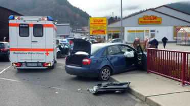 Photo, fournie le 19 novembre 2012 par la police allemande, de la voiture accidentée dans le coffre de laquelle a été retrouvée Chloé. 