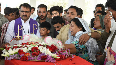 Des Chrétiens pakistanais aux funérailles d'un membre de la communauté tué lors d'une attaque armée, en avril 2018.