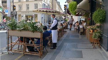 De nombreux cafés et restaurants parisiens ont installé leur terrasse sur des places de livraison.
