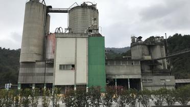 La fermeture de la cimenterie par le groupe Lafarge menace près de 300 emplois à Contes. 