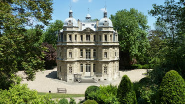 Le nom de 88 des oeuvres d'Alexandre Dumas sont  gravés sur les murs du Château de Monte Cristo. 