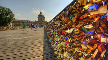 Plusieurs dizaines de milliers de cadenas sont accrochés sur le pont des Arts, à Paris.