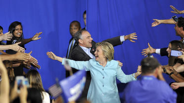 La candidate démocrate Hillary Clinton et son co-listier Tim Kaine, samedi 23 juillet 2016.