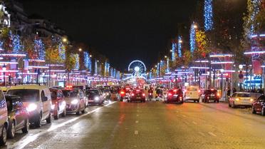 Les illuminations des Champs-Elysées seront visibles tous les soirs, de 17h à 2h du matin, jusqu’au 10 janvier.