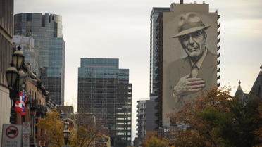 Deux immenses fresques murales à l'effigie de l'artiste ont été inaugurées lundi à Montréal. 