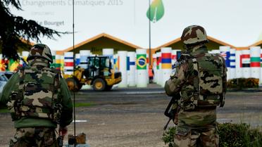 Des militaires devant le site de la COP21, au Bourget (Seine-Saint-Denis)
