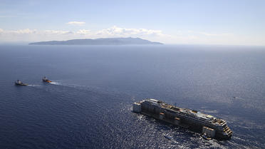 Le Costa Concordia est acheminé jusqu'à Gênes pour son démantelement.