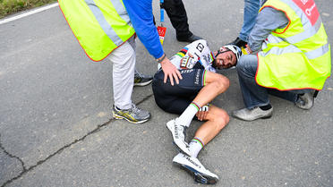 Julian Alaphilippe a violemment chuté sur le Tour des Flandres après avoir percuté une moto.