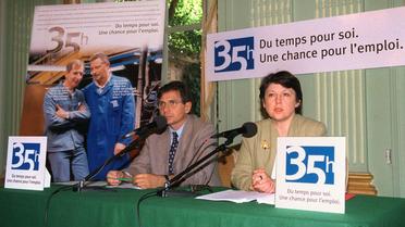 Martine Aubry  le 24 juin 1998 au ministère de l'Emploi à Paris, lors d'une conférence de presse sur la réduction de la durée du travail à 35 heures hebdomadaires [Jack Guez / AFP/Archives]