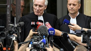Les avocats de Murielle Bolle, Jean-Paul Teissonnière (g) et Christophe Ballorin, font une déclaration aux journalistes devant la Cour d'appel de Dijon, le 4 août 2017 [PHILIPPE DESMAZES / AFP/Archives]