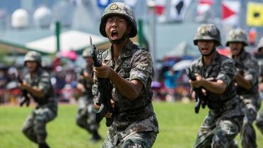 Des soldats de l'armée chinoise participent à une démonstration, le 30 juin 2019 à Hong Kong [ISAAC LAWRENCE / AFP/Archives]