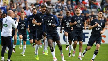 Les joueurs de l'équipe de France s'échauffent avant un match d'entraînement avec les U19 de Bayonne, le 21 mai 2016 au stade Aguilera [FRANCK FIFE / AFP]
