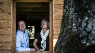 Philippe et Céline Bossane,  les fondateurs d'Huttopia dans une de leurs cabanes en pin naturel à Saint-Genis-les Ollières, près de Lyon, le 25 juin 2018  [JEAN-PHILIPPE KSIAZEK / AFP/Archives]