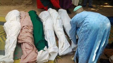 Un habitant enveloppe des cadavres avec des linceuils après une attaque de bandits dans la province de Zamfara au Nigéria, le 18 juin 2013 [STR / AFP/Archives]