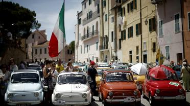 Plus de 1.200 Fiat 500 en provenance de diverses régions d'Europe rassemblées le 8 juillet 2017 à Garlenda, dans le nord-ouest de l'Italie, pour célébrer les 60 ans de cette icône. [Marco BERTORELLO / AFP]