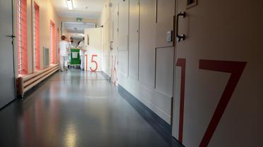 Un couloir dans une unité psychiatrique pour détenus en France [Philippe Desmazes / AFP]