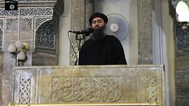 Capture d'écran d'une vidéo de propagande, diffusée le 5 juillet 2014 par al-Furqan, montrant le chef de l'organisation Etat islamique, Abou Bakr al-Baghdadi, à Mossoul [- / AL-FURQAN MEDIA/AFP/Archives]