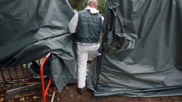 Un agent de la police scientifique arrive à l'endroit où a été découvert, le 19 octobre 2011 à Pau, un morceau du corps d'Alexandre Junca [Thierry Suire / AFP/Archives]