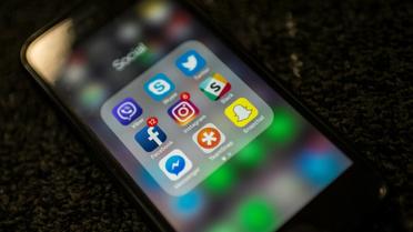 Facebook, le réseau social aux plus de deux milliards d'usagers doit faire face à sa chute en bourse et à un mouvement de désabonnement [Eric BARADAT / AFP]
