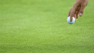 Un golfeur tenant une balle lors de la première journée de la Ryder Cup, au golfe de Saint-Quentin-en-Yvelines, le 28 septembre 2018  [FRANCK FIFE / AFP]