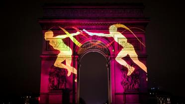 Des images autour de la candidature de Paris pour les JO-2024 sont projetées sur l'Arc de Triomphe, lors du réveillon du Nouvel an, le 31 décembre 2016 [LIONEL BONAVENTURE / AFP/Archives]