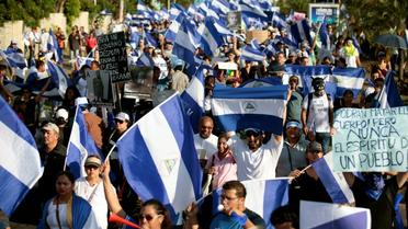 Des participants à une marche commémorant le début des manifestations contre le gouvernement nicaraguayen, il y a un mois, le 18 mai 2018 à Managua [DIANA ULLOA / AFP]