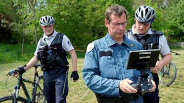 Un policier aux frontières fait une démonstration avec un drone de surveillance qui traque les contrevenants au confinement, depuis un espace vert à Metz, le 24 avril 2020 [JEAN-CHRISTOPHE VERHAEGEN / AFP]
