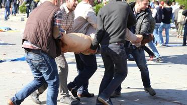 Evacuation d'une personne blessée dans la double explosion meurtrière le 10 octobre 2015 à Ankara [ADEM ALTAN / AFP]