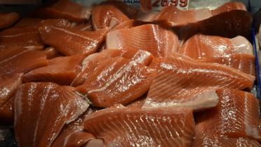 Le saumon frais issu de filières conventionnelles, qu'il vienne de Norvège ou d'Irlande, est moins contaminé qu'avant [PETER PARKS / AFP/Archives]