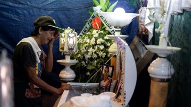 Lilia Jacobe pleure son petit-fils Bryan Conje, disparu le 2 juillet et retrouvé mort le 5 sous le pont où il vivait, le 7 juillet 2019 à Manille [Noel CELIS / AFP]