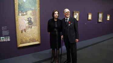 Spencer et Marlene Hays posent près d'un tableau d'Edouard Vuillard, "Les Premiers Pas" (1894), au Musée d'Orsay à paris le 15 avril 2013 [FRANCOIS GUILLOT / AFP/Archives]
