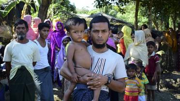 Mohammad Ayaz et son fils, seuls survivants d'une famille rohingya birmane, dans un camp de réfugiés à Ukhiya, au Bangladesh, le 24 novembre 2016 [SAM JAHAN / AFP]