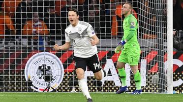 Le défenseur de l'Allemagne Nico Schulz (g) vient de marquer le but de la victoire contre les Pays-Bas (3-2), le 24 mars 2019 à Amsterdam [EMMANUEL DUNAND / AFP]