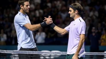 Roger Federer (d), vainqueur du tournoi de Bâle, serre la main de son adversaire l'Argentin Juan Martin del Potro à la fin de la rencontre, le 29 octobre 2019 [Fabrice COFFRINI / AFP]